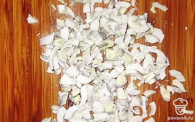 Вареные перепелиные яйца мелко нарежьте.