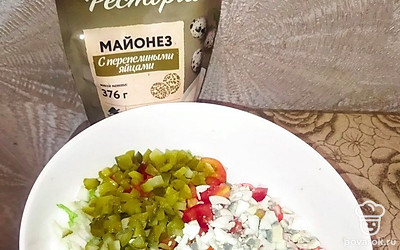 Переложите все ингредиенты в салатник и заправьте майонезом.