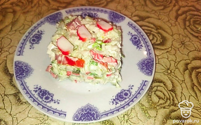Салат получается легким и вкусным. Для подачи можно использовать формочку с прессом.