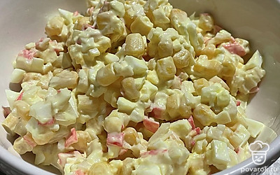 Можно дополнить салат картофельным пюре.