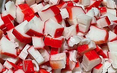 Крабовые палочки измельчите и поместите в салатник.