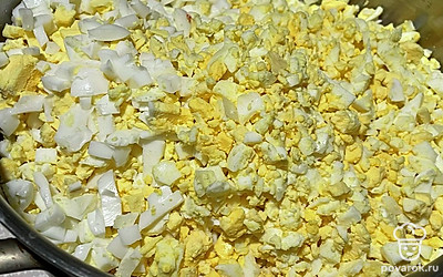 Нарежьте кубиком вареные яйца.