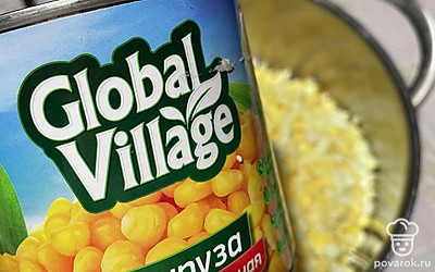 Слейте с кукурузы жидкость и добавьте к остальным ингредиентам.