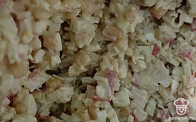 Добавьте майонез и перемешайте.