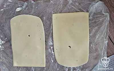  Один пласт сыра натрите на терке для начинки.