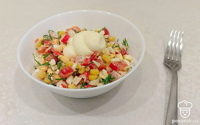 Крабовый салат с помидорами — Рецепт с фото