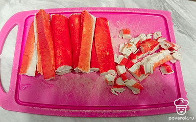 Крабовые палочки нарезать и отправить в салатник.