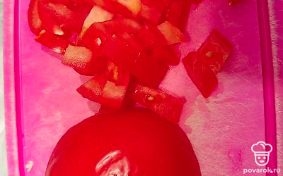 Помидор нарезать кубиками. Отправить к остальным ингредиентам. 