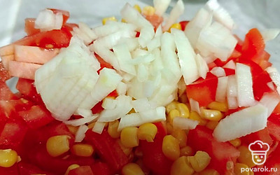Лук нарезать и отправить в салатник.