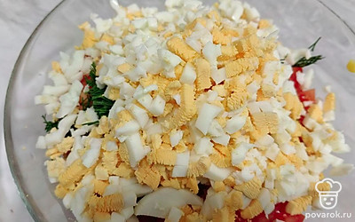 Яйца нарезать и отправить в салатник.