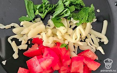 Нарежьте зелень, помидор и еще немного сыра. Добавьте майонез и хорошо перемешайте. 