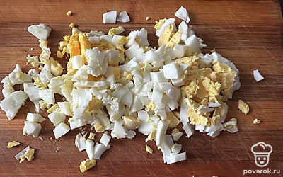 Яйца сварить, почистить и нарезать кубиком.