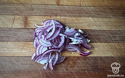 Лук нарезать тонкими четвертинками.