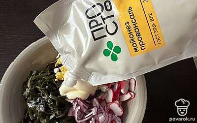 Добавить соль по вкусу и майонез.