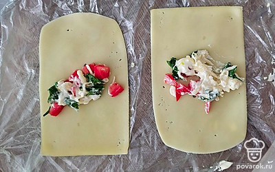 На сыр посередине выложите начинку. 