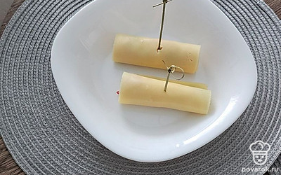 Закрепите шпажками.