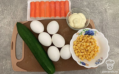 Подготовьте все ингредиенты. Отварите яйца, помойте огурец.