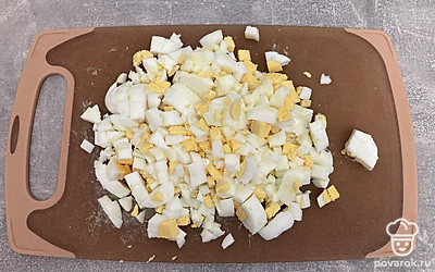 Нарежьте яйца на кубики одинакового размера.