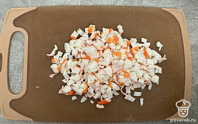 Нашинкуйте крабовые палочки тоже на кубики.