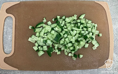 Огурец нарежьте. У меня один большой огурец. Если маленькие огурцы, их понадобится больше.