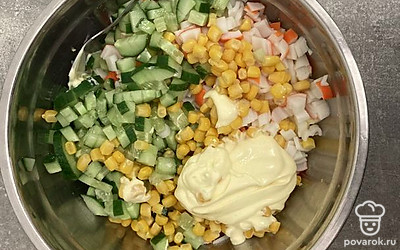 Отправьте все в миску. Добавьте майонез и кукурузу.