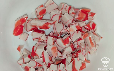 Крабовое мясо нарежьте ломтиками. 