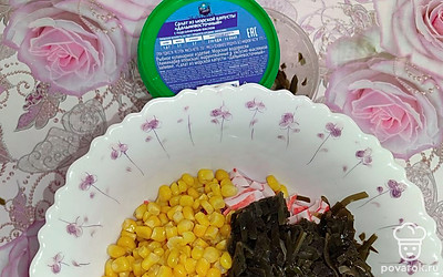 В салатник добавте кукурузу и капусту, предварительно слейте лишнюю жидкость. Заправьте майонезом, перемешайте. Салат готов. 