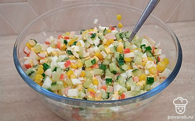 Все ингредиенты выложить в большой салатник.