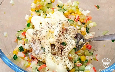 Добавить в салат соль, черный молотый перец и майонез. Перемешать. 