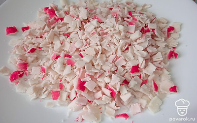 Крабовые палочки нарежьте.