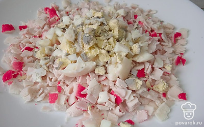 Яйцо отварите 10 минут в кипящей воде. Очистите, нарежьте.