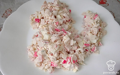 Выложите салат на тарелку. 