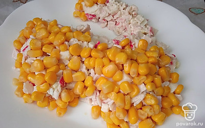 Разложите сверху консервированную кукурузу.