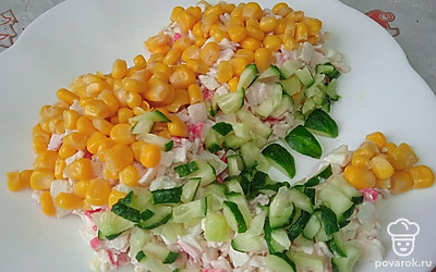 Огурец нарежьте, выложите на салат.