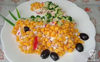 Украсьте маслинами, помидором и зеленым луком.