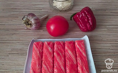 Подготовьте необходимые продукты: крабовые палочки, помидор, красный перец, чеснок и немного майонеза.
