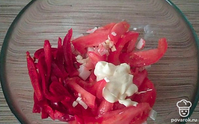 Выложите все в салатник, добавьте майонез.