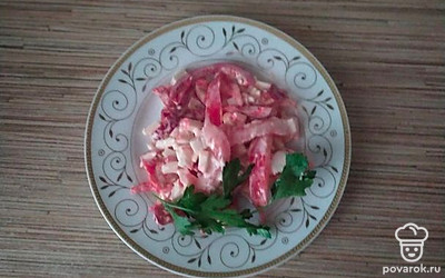 Разложите салат по тарелкам. Украсьте зеленью. Посолите по вкусу.