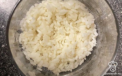 Рис отварите заранее. Остудите, выложите основой салата.