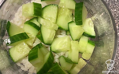 Огурец помойте, нарежьте мелкими дольками.