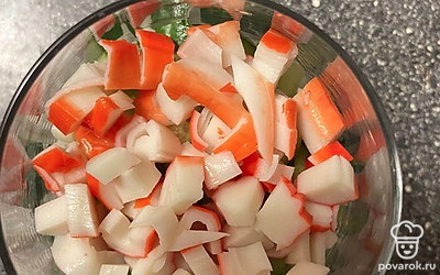 Крабовые палочки нарежьте кусочками.