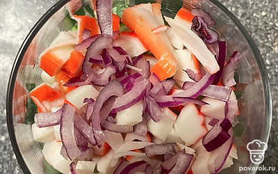 Красный лук очистите, нашинкуйте.