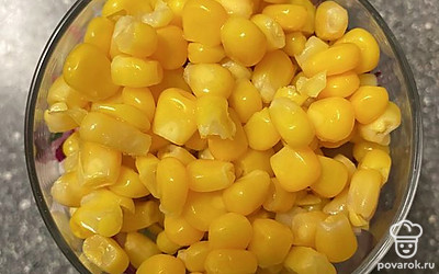 Кукурузу выложите сверху. Украсьте икрой и подавайте ко столу.