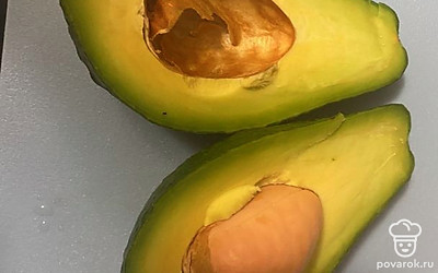 Авокадо помойте, разрежьте пополам.
