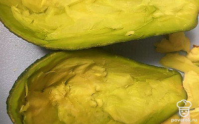 Уберите аккуратно середину из авокадо.