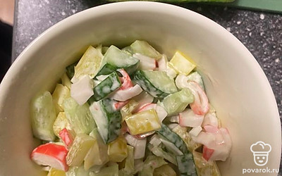 Огурец помойте, нарежьте мелкими кусочками. Перец болгарский помойте, нарежьте мелкими кусочками. Крабовые палочки нашинкуйте мелкими кусочками. Смешайте с майонезом.