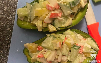 Выложите салат в авокадо.