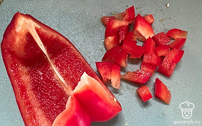 Нашинковать болгарский перец кубиком.