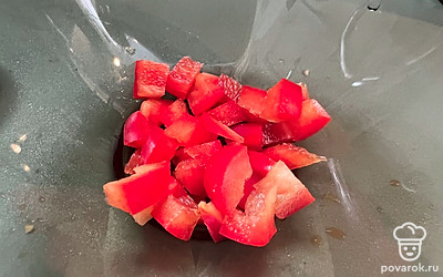 Выложить нарезанный перец в салатницу.