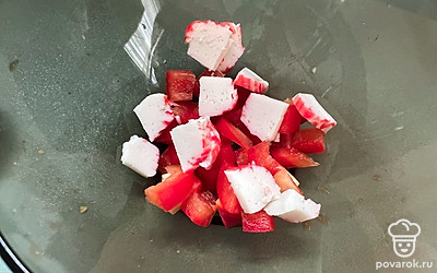 Добавить нашинкованные крабовые палочки. Перемешать.